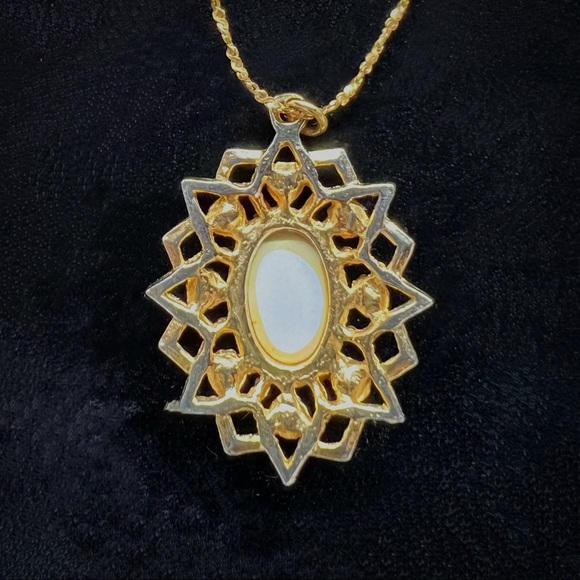 Vintage 12k GF Praying Hands Pendant Necklace - Picture 4 of 5